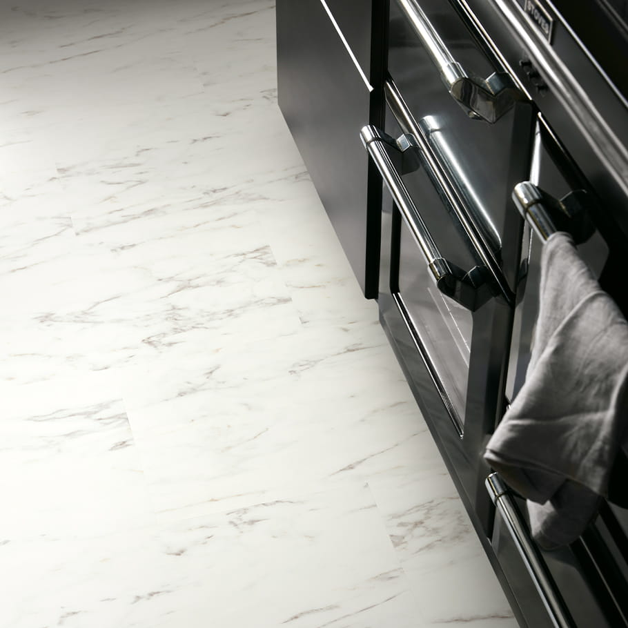 valkoinen marmorivinyylilattia mustassa keittiössä
